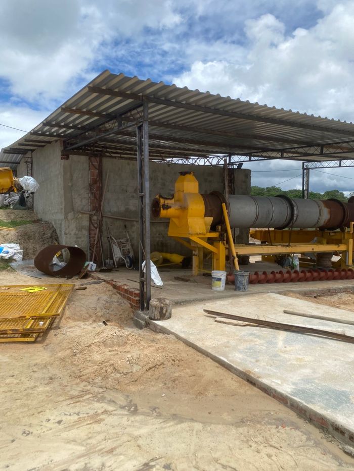 Secador rotativo amarelo da segunda planta de secagem, em construção