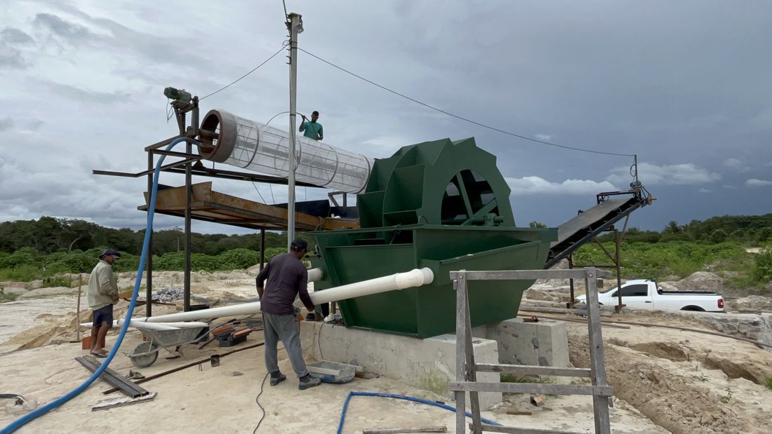 Equipe da APV montando a lavadora de roda verde na planta