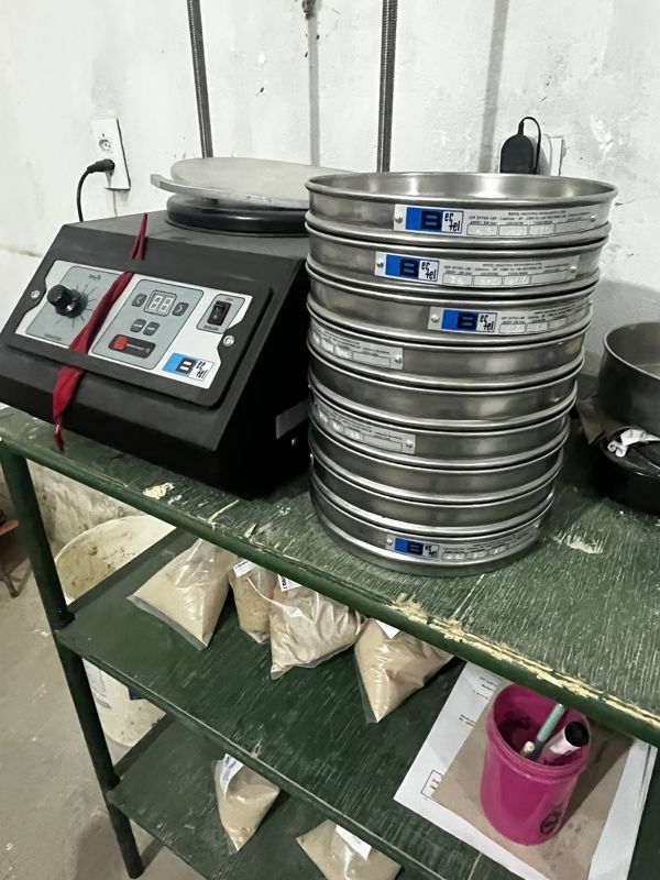 Peneirador de ensaio com jogo de peneiras e balança no laboratório da APV